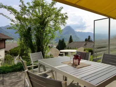 Ein allgemeiner Bergblick oder ein Berglick von des Ferienhauses aus