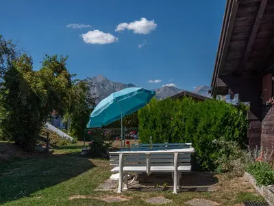 Ein Garten an der Unterkunft Chalet Lao-Lao by Interhome