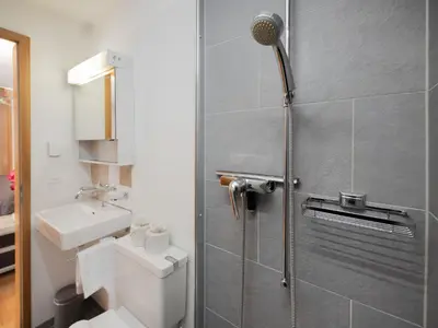 Ein Badezimmer in der Unterkunft Apartment Chalet Chiebrendli by Interhome