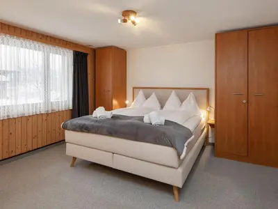 Ein Bett oder Betten in einem Zimmer der Unterkunft Apartment Chalet Chiebrendli by Interhome