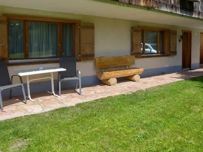Ein Garten an der Unterkunft Apartment Chalet Chiebrendli by Interhome