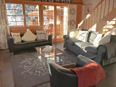 Ein Sitzbereich in der Unterkunft Apartment Chalet Eiger-2 by Interhome