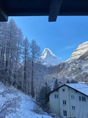 Ein allgemeiner Bergblick oder ein Berglick von der Ferienwohnung aus