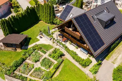 Ein Garten an der Unterkunft Ackaert Ferienwohnung Top of Thun