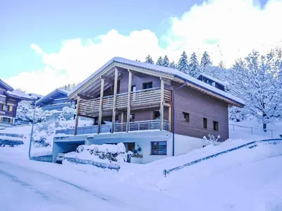 Apartment Chalet La Muntaniala by Interhome im Winter