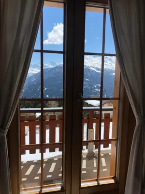 Ein allgemeiner Bergblick oder ein Berglick von des Ferienhauses aus