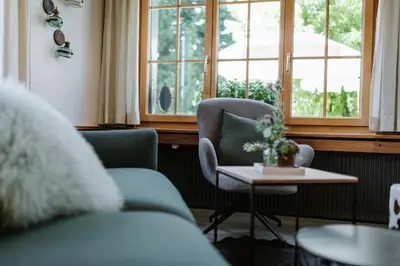 Ein Sitzbereich in der Unterkunft Wildstrubel Lodge