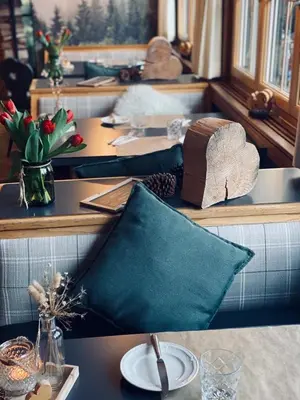 Ein Sitzbereich in der Unterkunft Wildstrubel Lodge