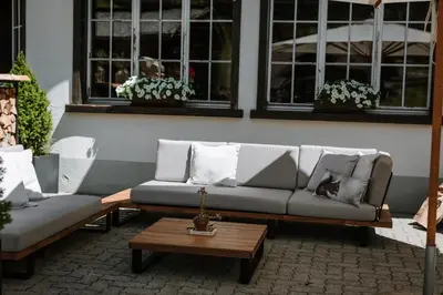 Ein Sitzbereich in der Unterkunft Wildstrubel Lodge