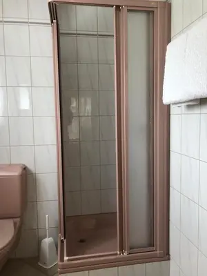 Ein Badezimmer in der Unterkunft St Martin Apartments