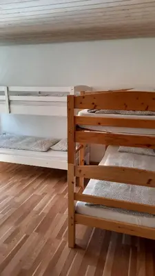 Ein Etagenbett oder Etagenbetten in einem Zimmer der Unterkunft Berner Oberland Am Thunersee