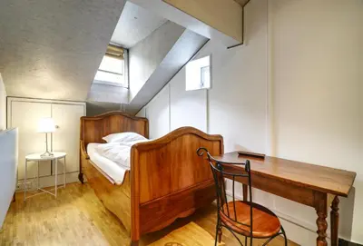 Ein Bett oder Betten in einem Zimmer der Unterkunft Duplex de charme au cœur de la vieille ville de Sion