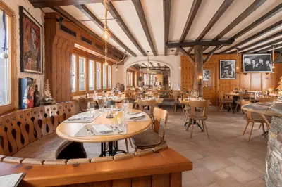 Ein Restaurant oder anderes Speiselokal in der Unterkunft Mazot Zermatt