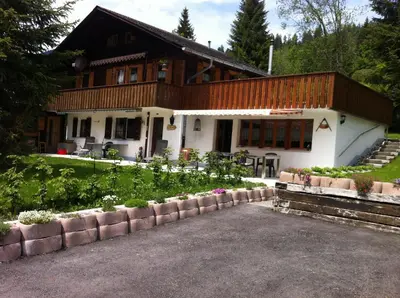 Das Gebäude in dem sich die Ferienwohnung befindet