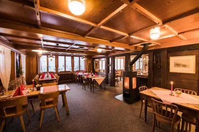 Ein Restaurant oder anderes Speiselokal in der Unterkunft Hotel Weisses Kreuz