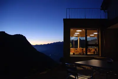 Ein allgemeiner Bergblick oder ein Berglick von des Hotels aus