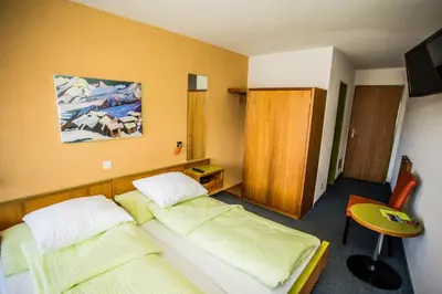 Ein Bett oder Betten in einem Zimmer der Unterkunft Hotel Derby