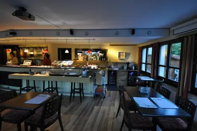 Ein Restaurant oder anderes Speiselokal in der Unterkunft Hotel Derby