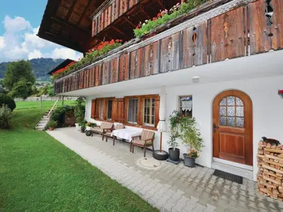 Ein Garten an der Unterkunft Apartment Chalet Bodenweg by Interhome
