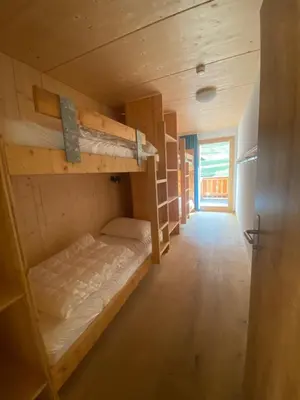 Ein Bett oder Betten in einem Zimmer der Unterkunft Berghotel Gadmer Lodge - dein Zuhause in den Bergen am Sustenpass im Berner Oberland