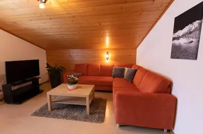 Ein Sitzbereich in der Unterkunft Apartments Saasunia