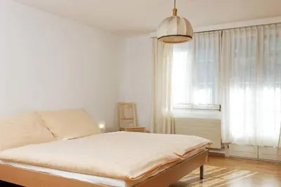 Ein Bett oder Betten in einem Zimmer der Unterkunft Ferienwohnung Bahnhöfli