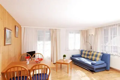 Ein Sitzbereich in der Unterkunft Ferienwohnung Bahnhöfli