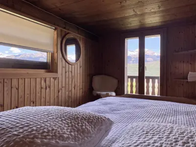 Ein Bett oder Betten in einem Zimmer der Unterkunft Le mayen de Lucien et Thérèse - Jacuzzi, Valais