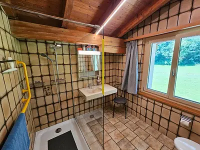 Ein Badezimmer in der Unterkunft Apartment in Brienz