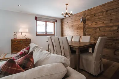 Ein Sitzbereich in der Unterkunft Sonnegg Lodge 2.1