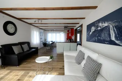 Ein Sitzbereich in der Unterkunft Lake House