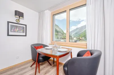 Ein allgemeiner Bergblick oder ein Berglick von des Hotels aus