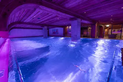 Der Swimmingpool an oder in der Nähe von Naco Aparthotel by Arca Spa