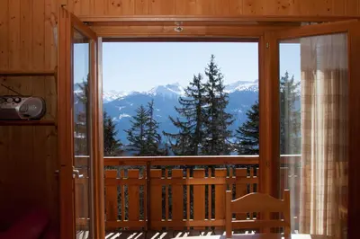 Ein allgemeiner Bergblick oder ein Berglick von des Chalets aus