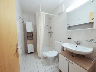 Ein Badezimmer in der Unterkunft Apartment Sérandes 2 by Interhome