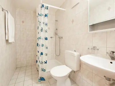 Ein Badezimmer in der Unterkunft Apartment Sérandes 9 by Interhome