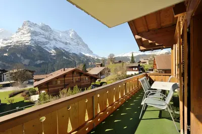 Ein allgemeiner Bergblick oder ein Berglick von des Aparthotels aus