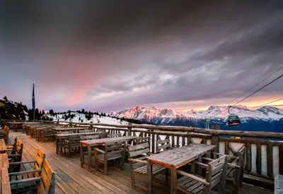 Ein allgemeiner Bergblick oder ein Berglick von des Hotels aus