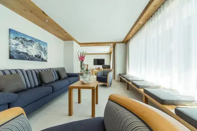 Ein Sitzbereich in der Unterkunft Chalet Sonnegg