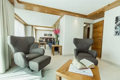 Ein Sitzbereich in der Unterkunft Chalet Sonnegg