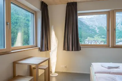 Ein Bett oder Betten in einem Zimmer der Unterkunft Saas-Fee wellnesshostel4000