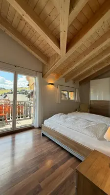 Ein Bett oder Betten in einem Zimmer der Unterkunft Bergquelle Dachwohnung