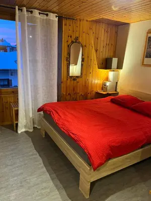 Ein Bett oder Betten in einem Zimmer der Unterkunft Au village d'Evolène, très joli studio calme et ensoleillé