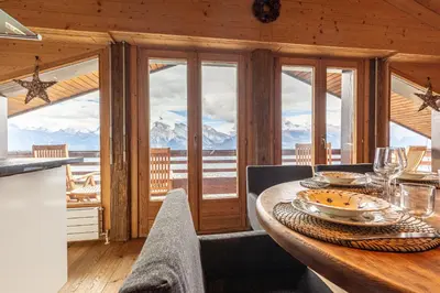 Ein allgemeiner Bergblick oder ein Berglick von der Ferienwohnung aus