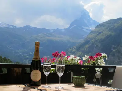 Ein allgemeiner Bergblick oder ein Berglick von des Bed & Breakfasts aus