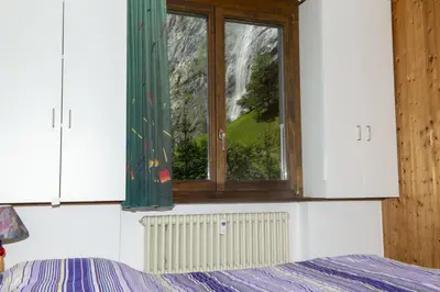 Ein Bett oder Betten in einem Zimmer der Unterkunft Lauterbrunnen Staubbach Beautiful Waterfall Apartment