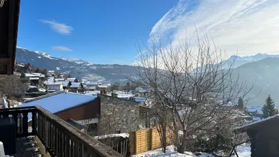 Ein allgemeiner Bergblick oder ein Berglick von des Chalets aus