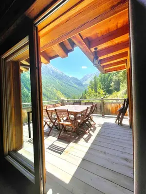 Ein allgemeiner Bergblick oder ein Berglick von des Chalets aus