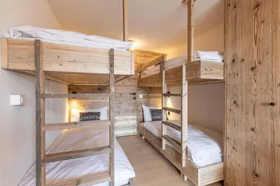 Ein Bett oder Betten in einem Zimmer der Unterkunft Narnia SKI IN & SKI OUT chalet 14 pers