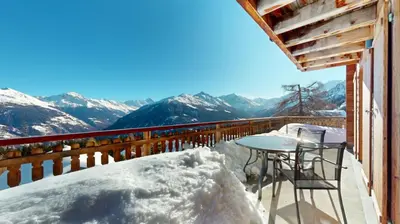 Ein allgemeiner Bergblick oder ein Berglick von des Chalets aus